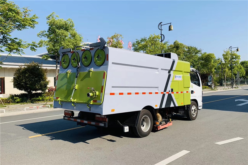 國(guó)六小多利卡5噸（1水/4塵）吸塵車