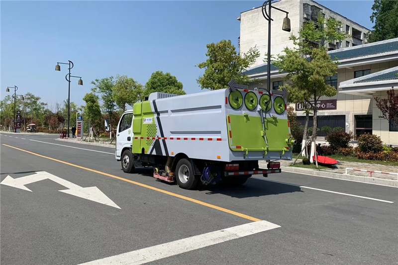 國(guó)六小多利卡5噸（1水/4塵）吸塵車