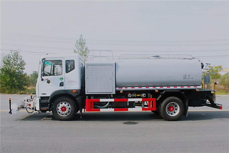 國(guó)六東風(fēng)D9  11方路面清洗車