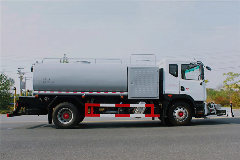國(guó)六東風(fēng)D9  11方路面清洗車