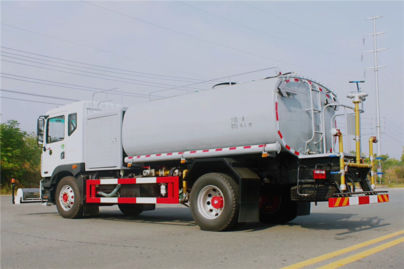 國(guó)六東風(fēng)D9  11方路面清洗車