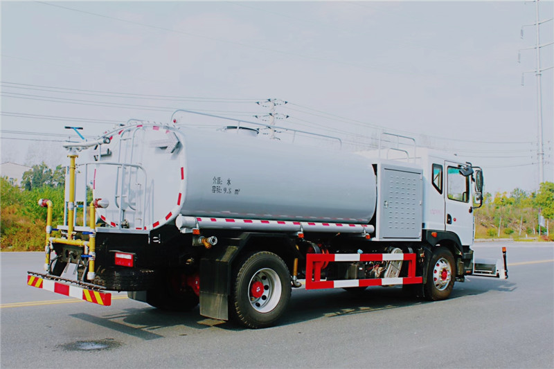 國(guó)六東風(fēng)D9  11方路面清洗車