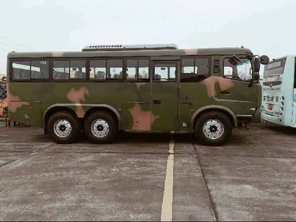 東風(fēng)六驅(qū)森林越野運兵車