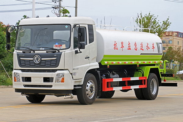 東風(fēng)天錦灑水車助力荊州市政建設(shè)工程