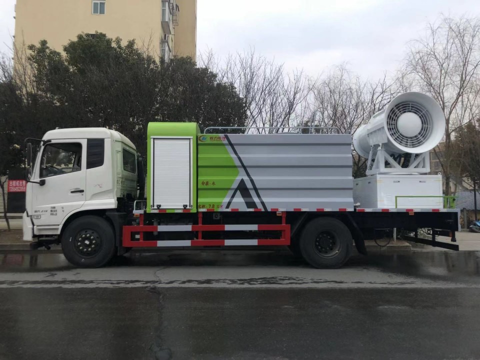 云南李總客戶再次定購2臺東風(fēng)天錦100米霧炮抑塵車