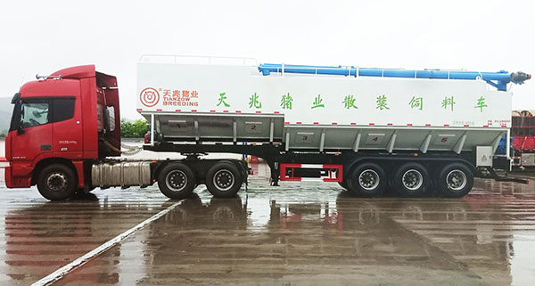 江蘇的王總訂購65方的散裝飼料車
