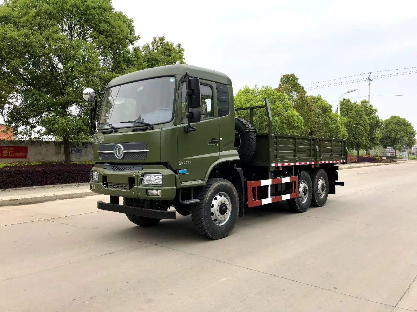 六區(qū)6*6越野載貨汽車