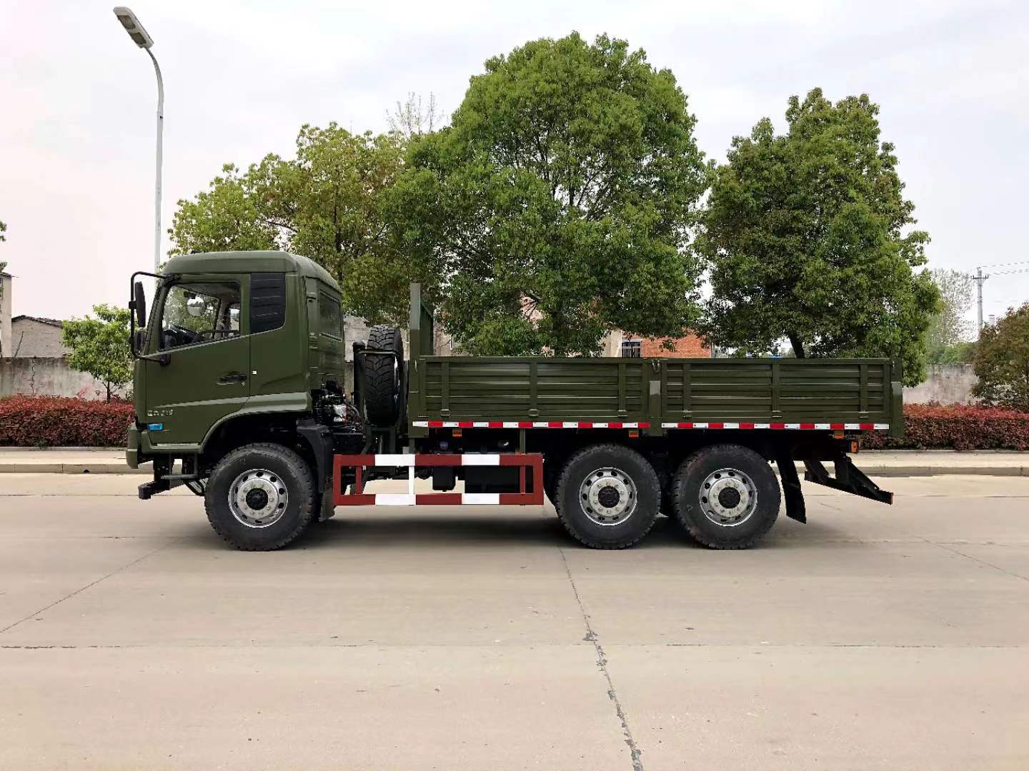 六區(qū)6*6越野載貨汽車