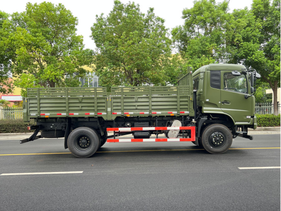 東風(fēng)4*4越野載貨汽車