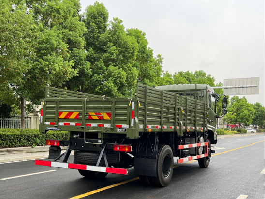 東風(fēng)4*4越野載貨汽車