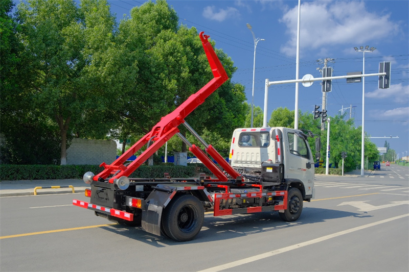 福田黃牌重載勾臂垃圾車(chē)