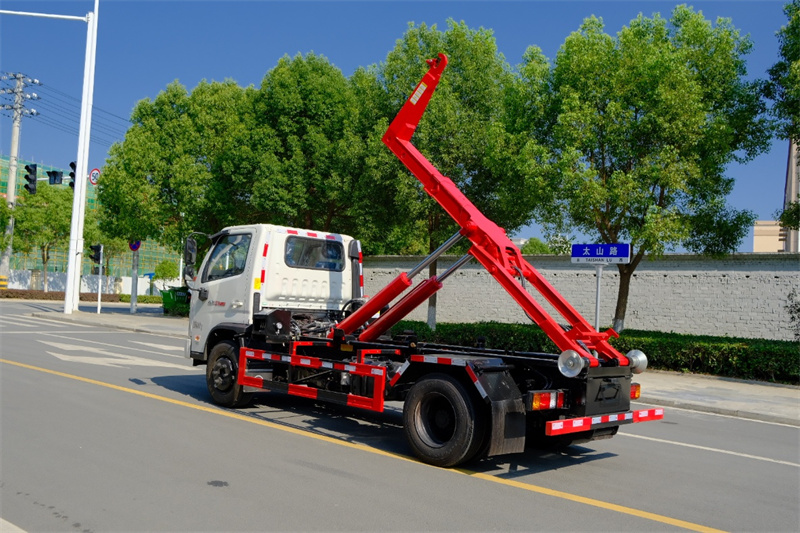 福田黃牌重載勾臂垃圾車(chē)