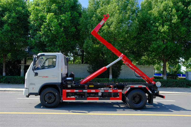 福田黃牌重載勾臂垃圾車(chē)