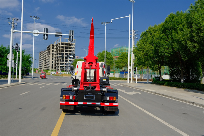 福田黃牌重載勾臂垃圾車(chē)